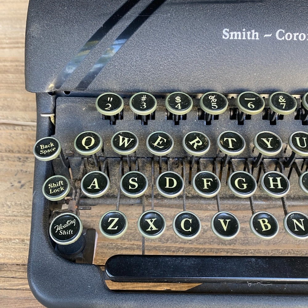 Smith-Corona Sterling Black Typewriter in Original Hard Case - Picture 6 of 8